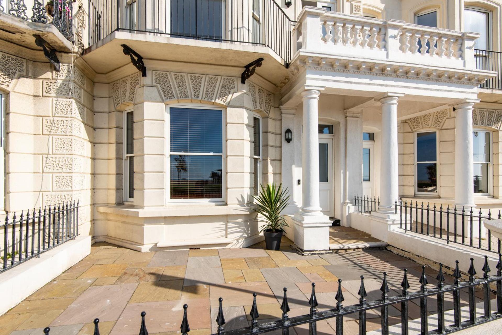 Stunning 2 Bed Apartment Sea Views And Parking Worthing Luaran gambar